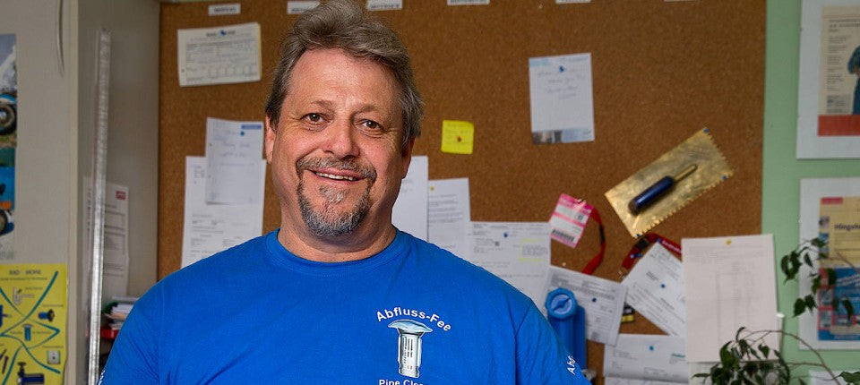 Karl-Heinz Bilz, Erfinder der Abfluss Fee, in seiner Werkstatt