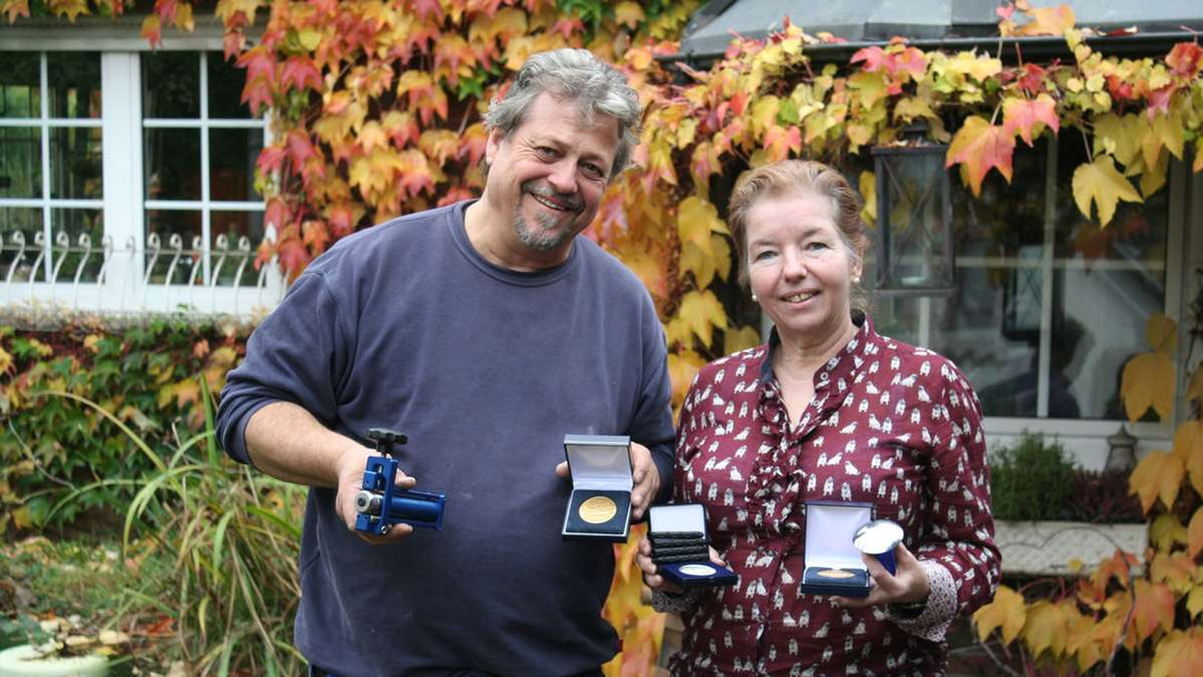Karl-Heinz und Sonja Bilz mit Erfindungen und Medaillen im Garten